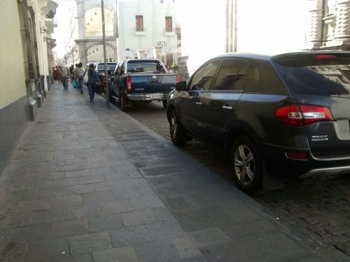 Continúan utilizando calle peatonalizada como playa de estacionamiento particular