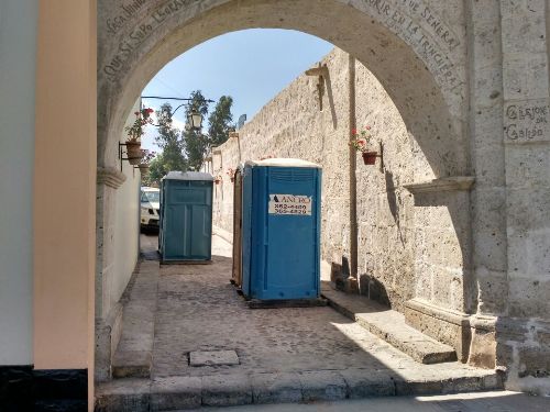 Colocan baños públicos en calles de valor histórico en Yanahuara