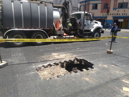 Enorme agujero aparece en calle San Juan de Dios