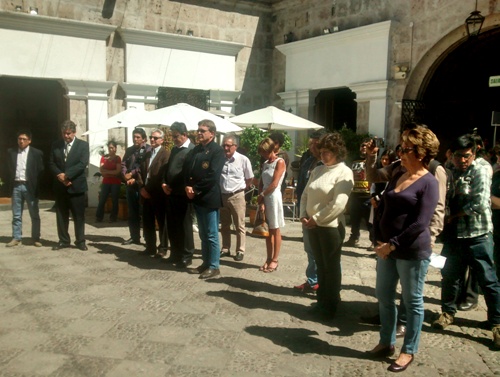 Alianza Francesa de Arequipa brinda homenaje con minuto de silencio a víctimas de atentados