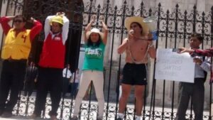 Candidatos por “Democracia Directa” se encadenan y piden libertad de Gregorio Santos