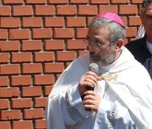 Monseñor Javier del Río se declara aliviado por resultados electorales