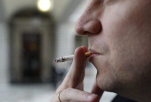 Rector de la UNSA evalúa prohibir venta de cigarrillos dentro del campus universitario