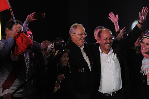 Kuczynski, en el mitin de cierre de campaña junto al agricultor, elegido congresista por Arequipa, Segio Dávila