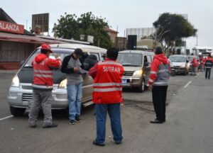 Detienen a 10 personas por agresión a inspectores Sutran durante operativo contra minivan