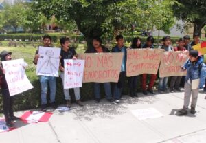Con plantón, alumnos piden investigar presunto favorecimiento en la UNSA