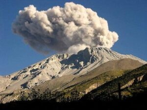 Continúa monitoreo de proceso eruptivo en aumento del Sabancaya