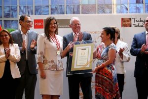 Gobernadora Regional recibió distinción “Orden al Mérito de la Mujer 2017”