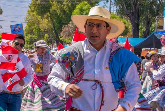 Gobernador de Arequipa defiende a Hugo Mendoza, pero colectivos piden su salida