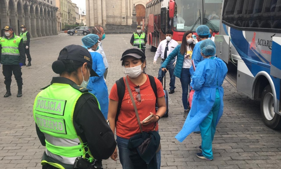 Turistas de EE.UU. varados en Arequipa se trasladan en buses a Lima