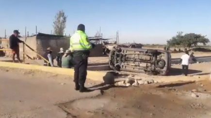 Arequipa: camioneta con médicos se despista en sector de Majes