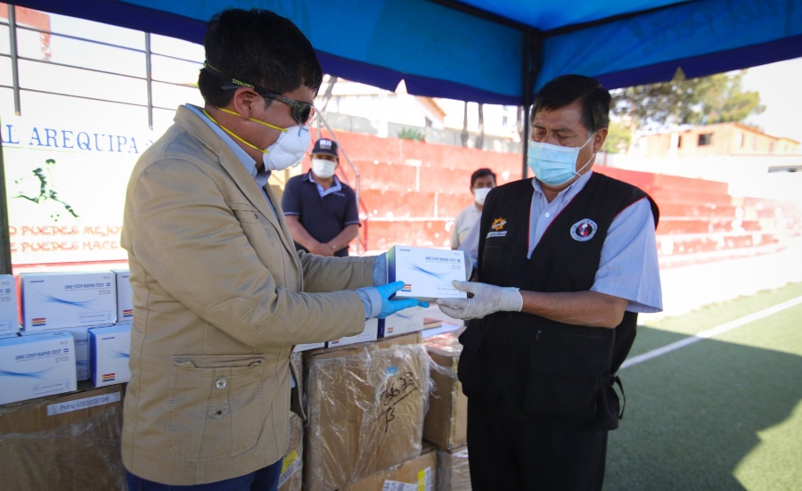 Gobernador Elmer Cáceres Llica hace entrega de los test de diagnóstico adquiridos por su gestión para detectar los casos de coronavirus. Foto: GRA