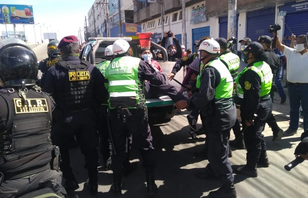 Arequipa: Policía detiene a comerciantes del Avelino Cáceres durante protesta