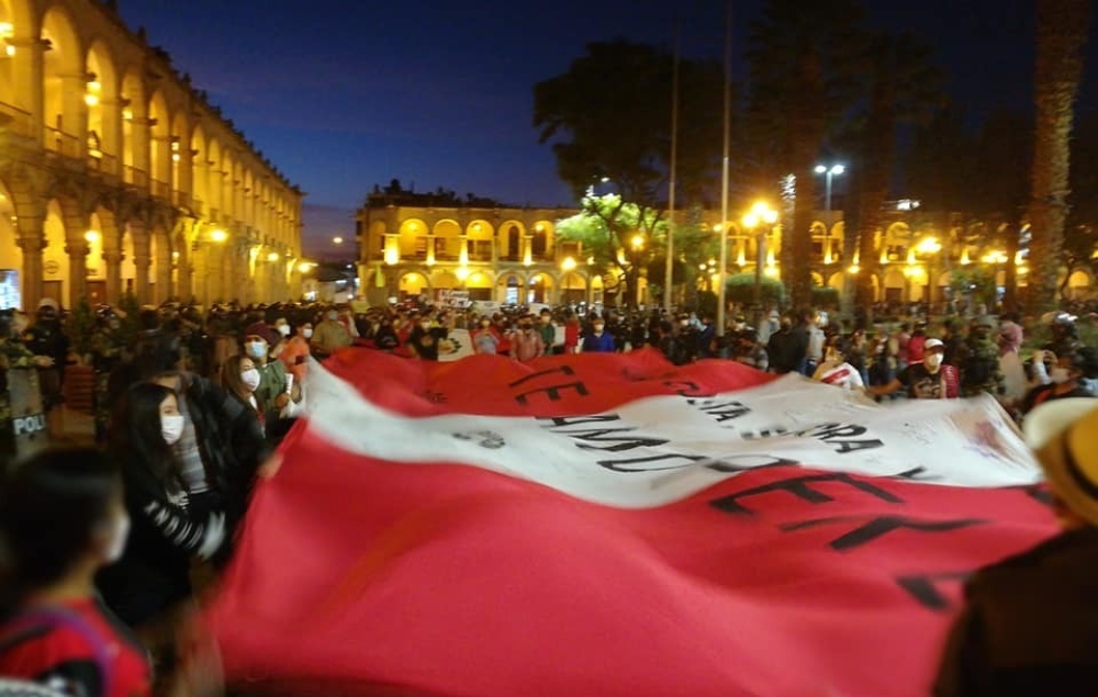 Jóvenes realizaron banderolazos en la Plaza de Armas de Arequipa. Foto: Jame Raúl TC