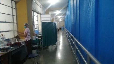 Arequipa: personal del hospital covid atiende a gestantes en balcones