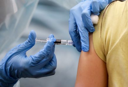 Minsa:  Vacunarán este mes a 416,000 servidores de salud con primer millón de dosis