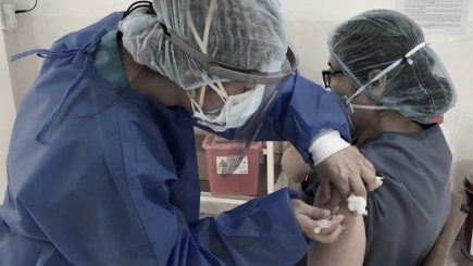 Arequipa: denuncian mala gestión de vacunas y listados irregulares en clínicas