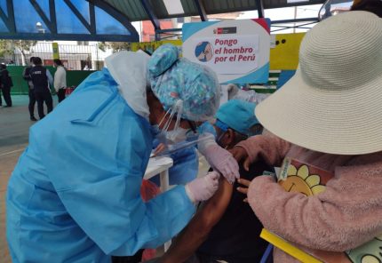 Arequipa: aglomeración y largas filas en vacunación de adultos mayores
