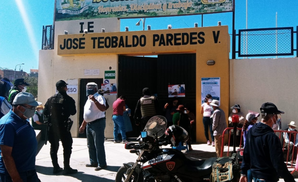 Arequipa: vacunación en el colegio Teobaldo Paredes Valdez