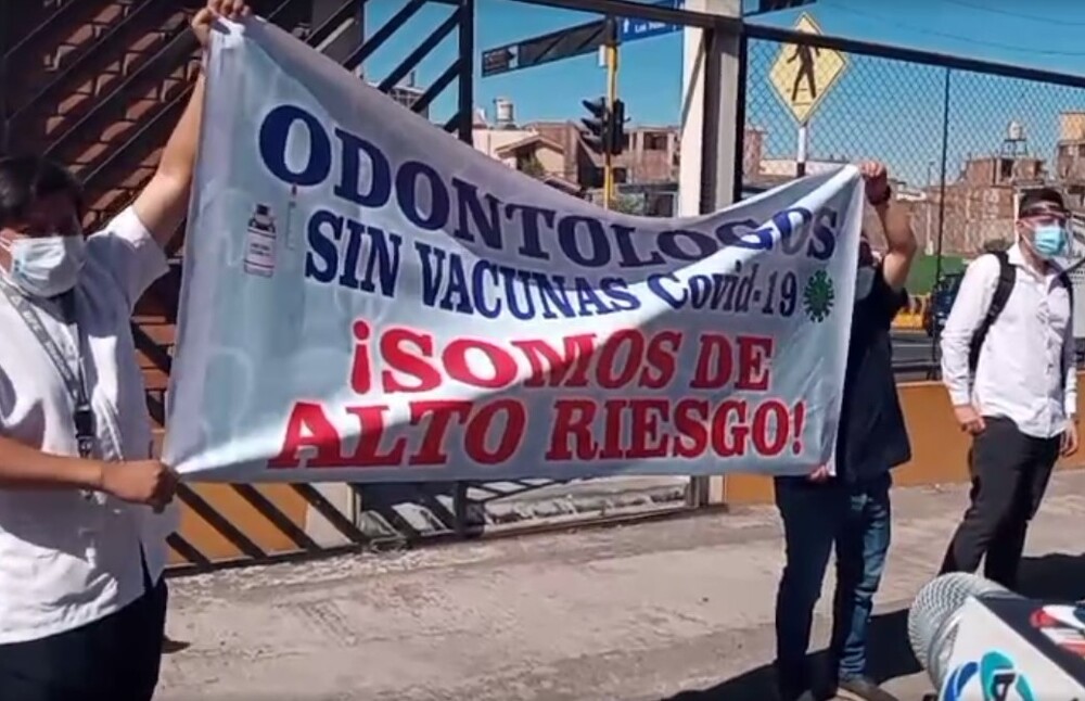 Decenas de odontólogos realizaron plantón exigiendo ser vacunados, en Arequipa, contra covid-19.