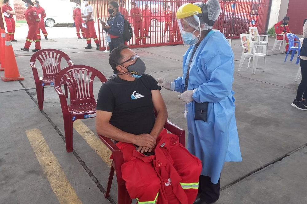 Arequipa: vacunan a más de 100 bomberos contra la covid-19