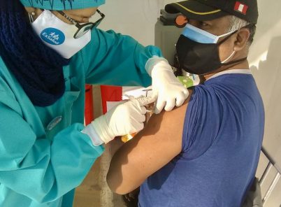 Arequipa: vacunan a pacientes con cáncer del IREN Sur