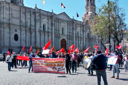 Ciudadanos rechazan presencia de Lourdes Flores y Jorge del Castillo (VIDEO)