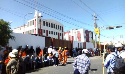 Obreros protestaron contra Gobierno Regional por paro de obras en el Cono Norte
