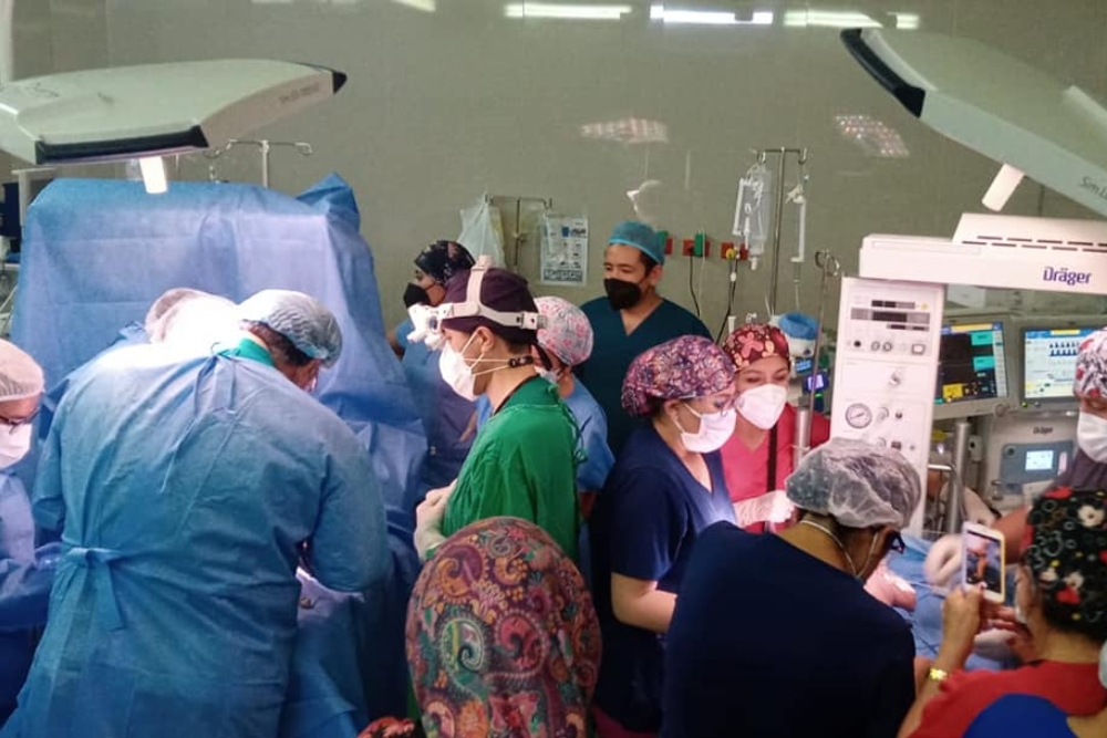 Arequipa: hospital Goyeneche tuvo que alquilar equipos para operar a bebés siameses