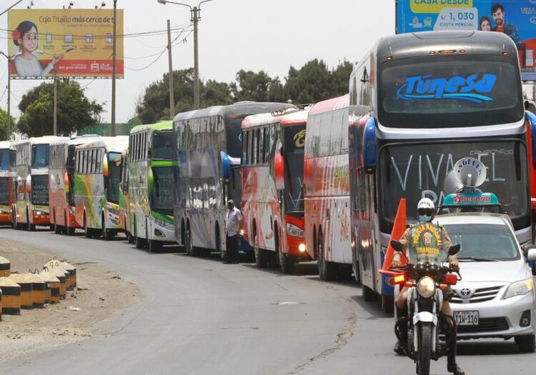 Perú: reducción del precio diésel no detiene paro de transportistas este 26 de octubre