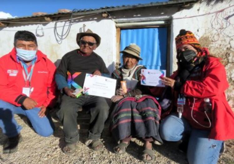 Perú: adultos mayores de zonas rurales reciben premio por biohuerto y producción de café