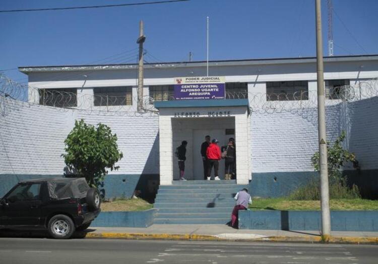 Arequipa: trabajadores del centro juvenil Alfonso Ugarte exigen mejores condiciones laborales
