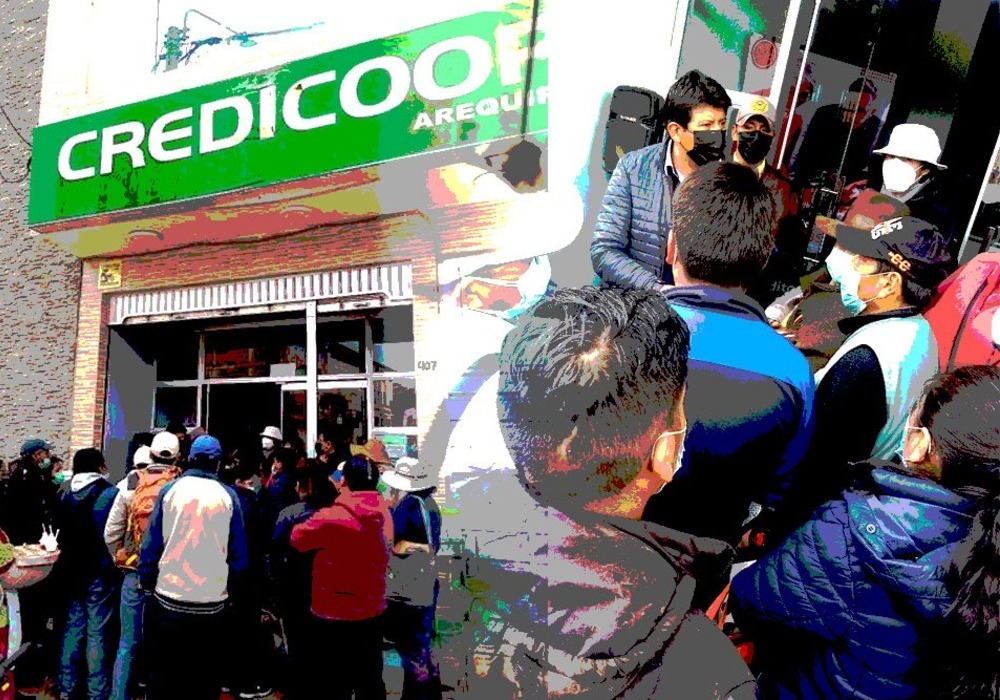 Caos en Credicoop por cierre y pérdida de capital: ¡No tenemos que comer! (VIDEO), en Arequipa y otras ciudades.