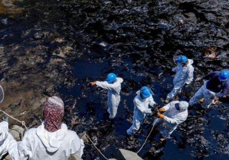 ¿Qué implica la emergencia ambiental declarada para la zona afectada con petróleo?