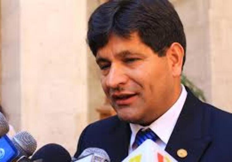Electo gobernador de Arequipa pide a Dina Boluarte convocar elecciones generales