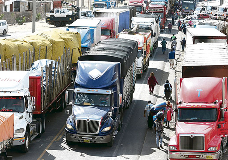 Paro de transportistas continúa en Arequipa con bloqueos a pesar de anuncio de PCM