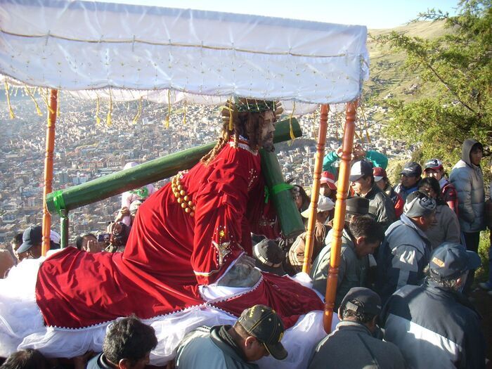 Viernes Santo en Puno: fieles acompañan a Cristo subiendo a los cerros más altos