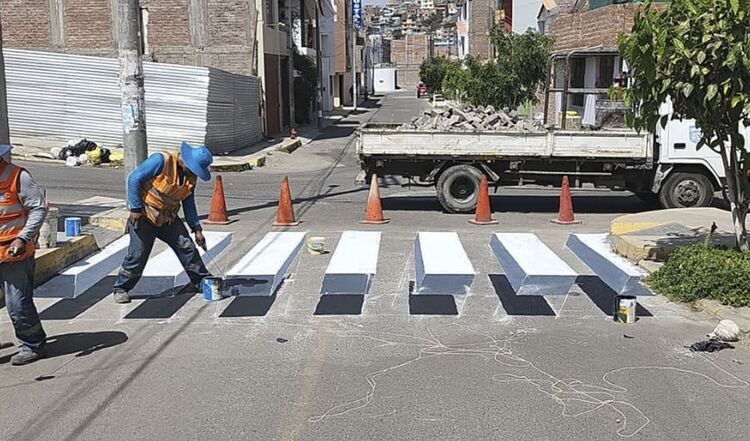 Pintan cruce peatonal 3D en Jose Luis Bustamante y Rivero