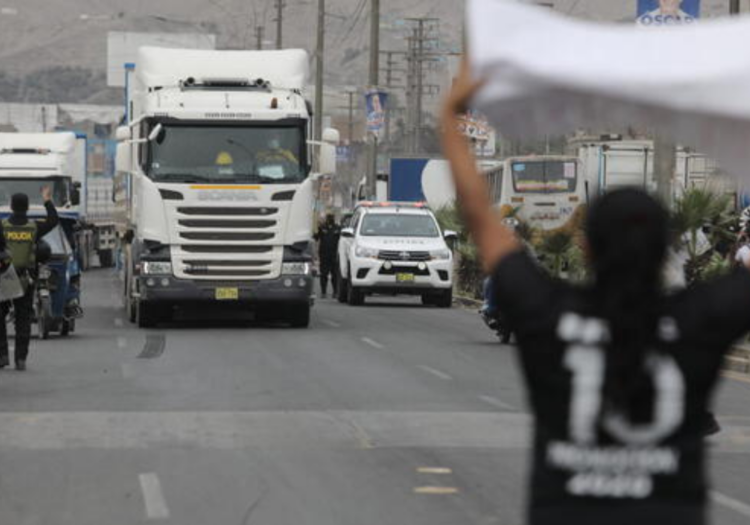 Tres ministros llegan a Arequipa para solucionar paro de transportistas en su quinto día