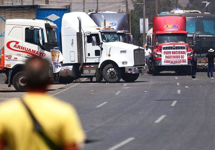 Arequipa: con bloqueos y desabastecimiento inició 5º día de paro de transportistas