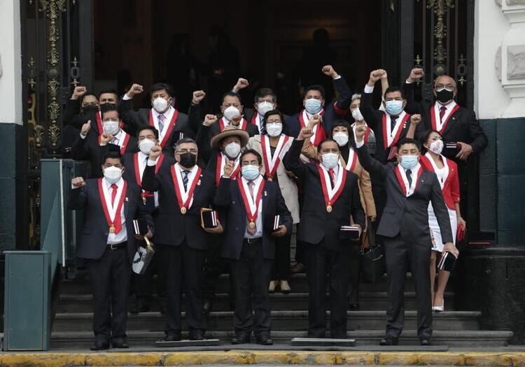 ¿Por qué renunciaron diez congresistas a la bancada de Perú Libre?