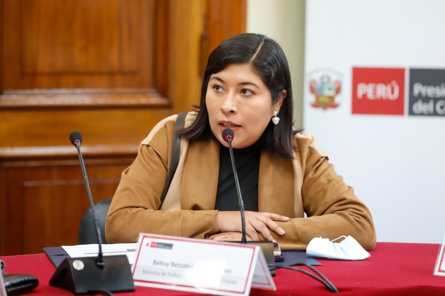Es engañosa versión de Betssy Chavez acerca de que Perú es el tercer país de la región que limita la tercerización