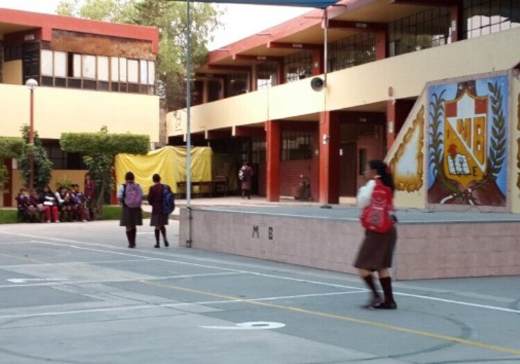 Arequipa: docentes protestan por obligarlos a clases presenciales tras contagio