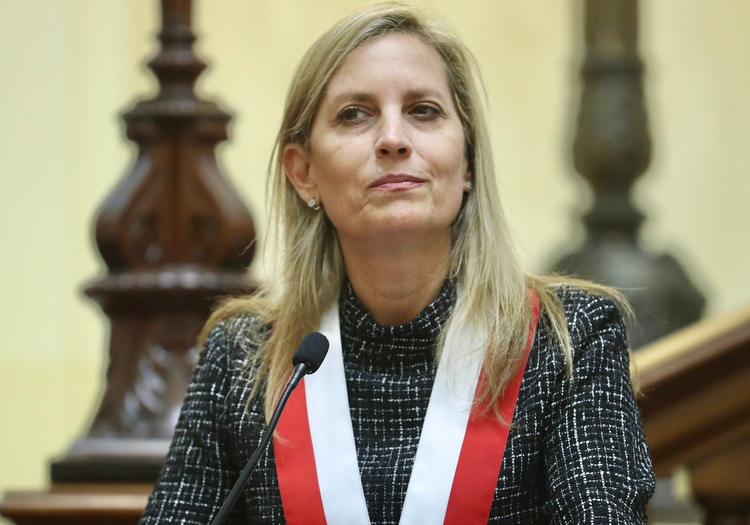 María del Carmen Alva se burla e imita a Sigrid Bazán durante pleno