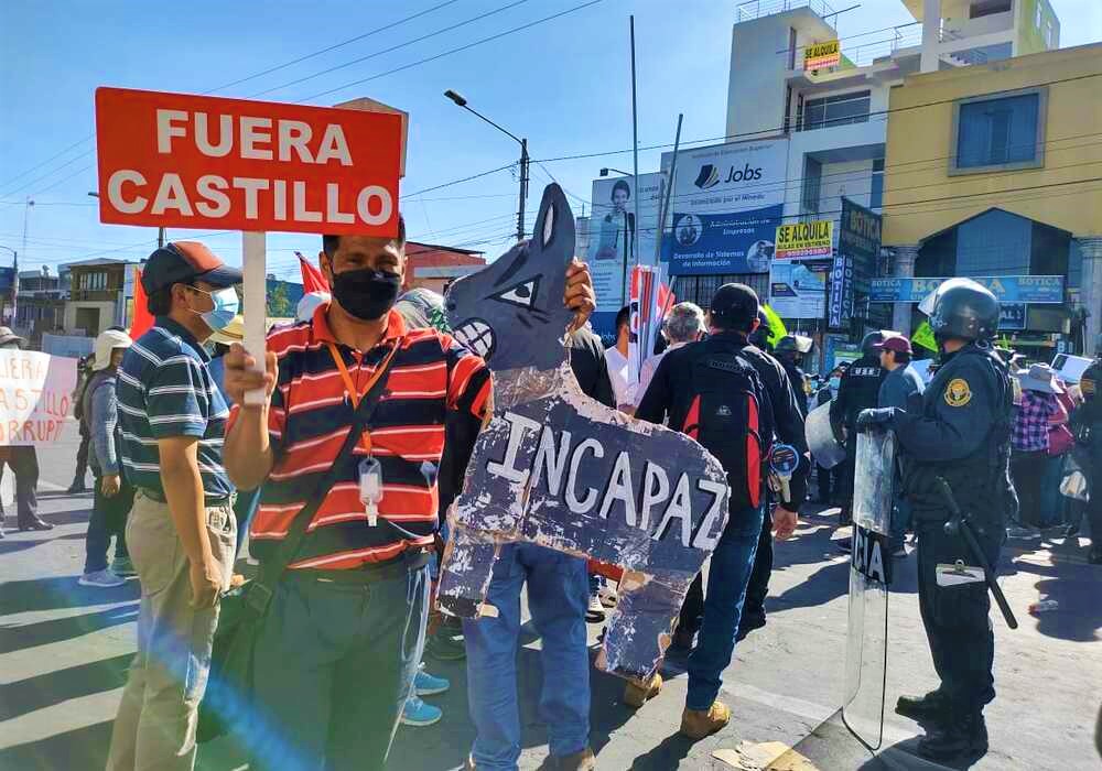 Simpatizantes y detractores de Pedro Castillo se enfrentan afuera de coliseo Arequipa (VIDEO)