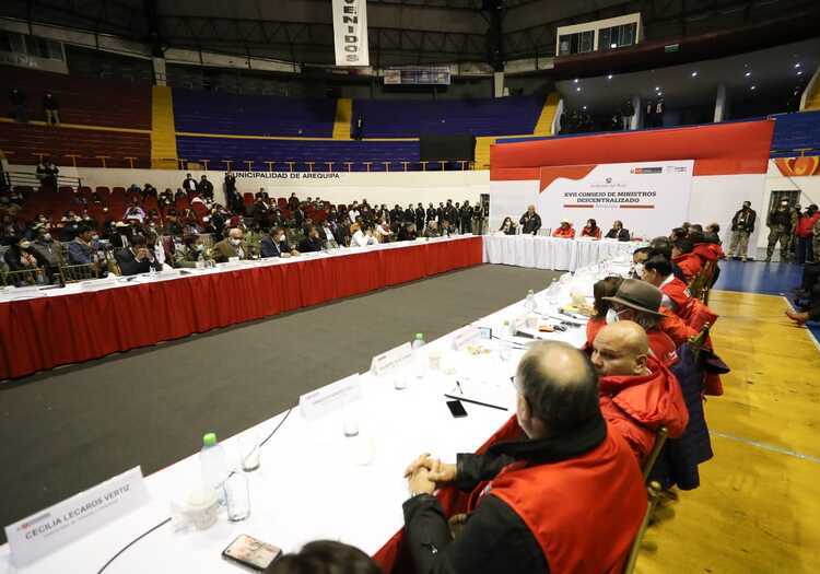Arequipa: dirigentes que no ingresaron a sesión de Consejo de Ministros viajarán a Lima