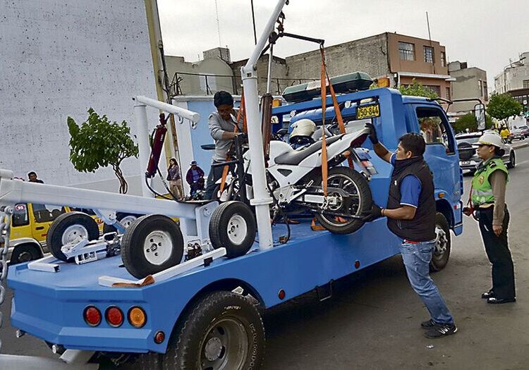 Arequipa: dos grúas retirarán vehículos del Centro Histórico desde este lunes