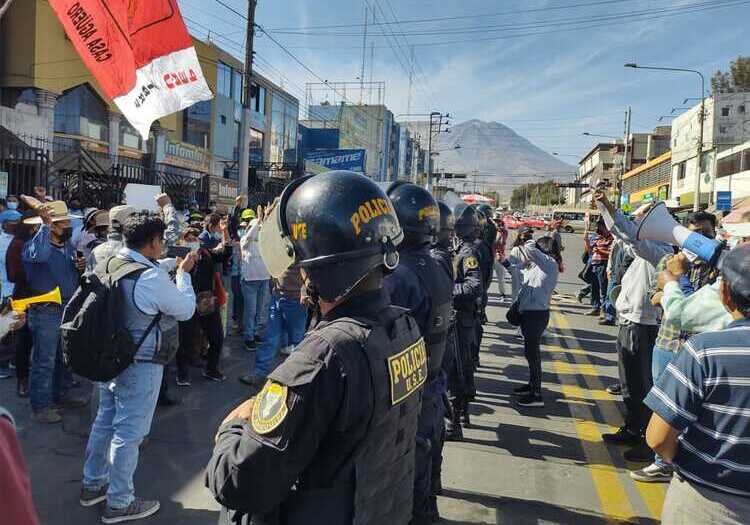 Simpatizantes y detractores de Pedro Castillo se enfrentan en Arequipa (VIDEO)