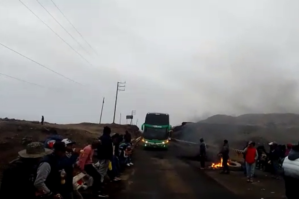 Arequipa: bloquean la Panamericana Sur en protesta por los muertos y desaparecidos que deja el conflicto minero en Caravelí