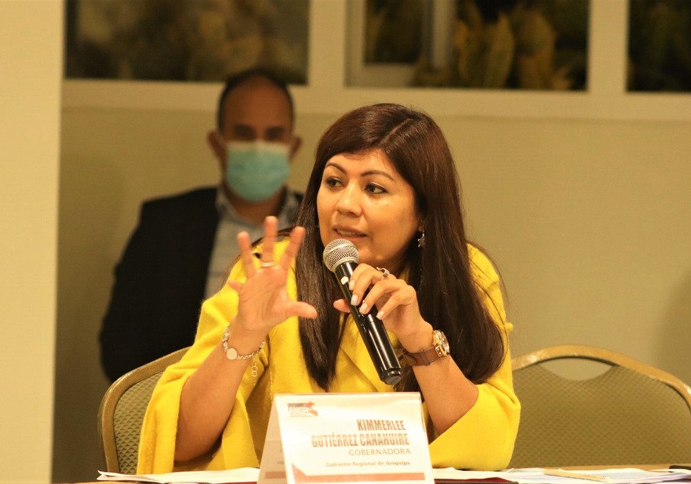 Gobernadora de Arequipa defiende asesores cuestionados, por su juventud
